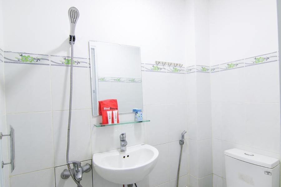 Reddoorz Hoang Tuan Hotel Thành Pho Ho Chí Minh Esterno foto